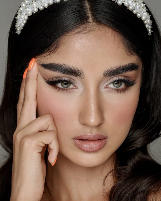 Warme Rosé- und Kupfertöne, ausdrucksstarke Augen und präzise modellierte Konturen verbinden sich zu einem luxuriösen und selbstbewussten Bridal Look.
