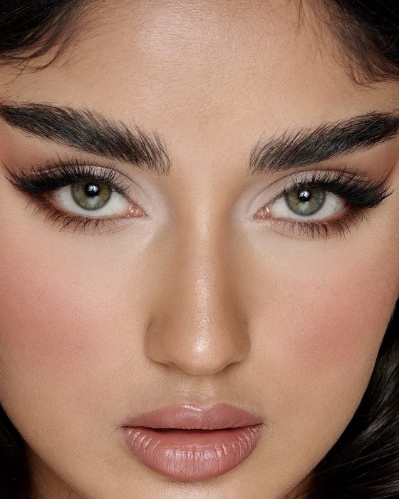 Warme Rosé- und Kupfertöne, ausdrucksstarke Augen und präzise modellierte Konturen verbinden sich zu einem luxuriösen und selbstbewussten Bridal Look.
