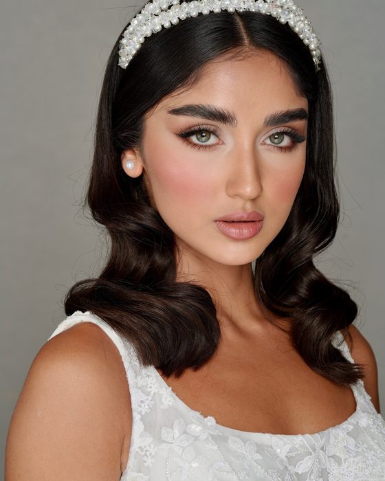 Warme Rosé- und Kupfertöne, ausdrucksstarke Augen und präzise modellierte Konturen verbinden sich zu einem luxuriösen und selbstbewussten Bridal Look.