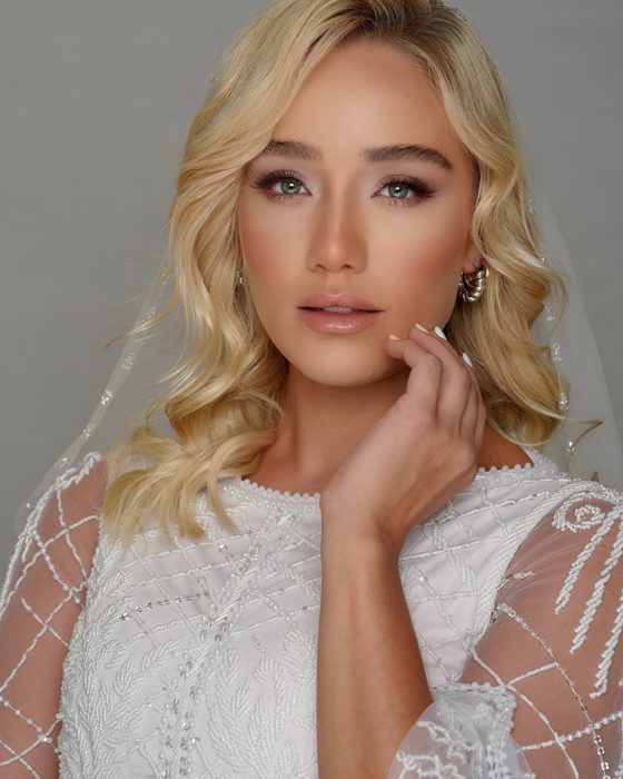 Zarte Rosétöne, perlmuttartige Highlights und weich definierte Augen schaffen einen leichten, femininen und zeitlos romantischen Look.