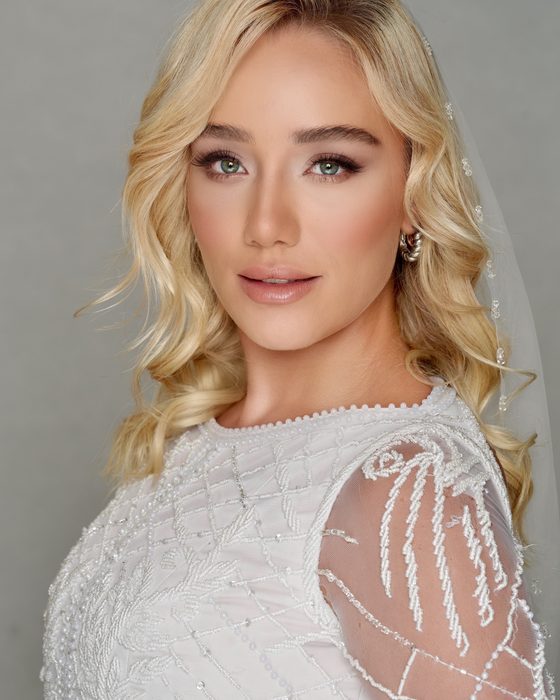 Zarte Rosétöne, perlmuttartige Highlights und weich definierte Augen schaffen einen leichten, femininen und zeitlos romantischen Look.