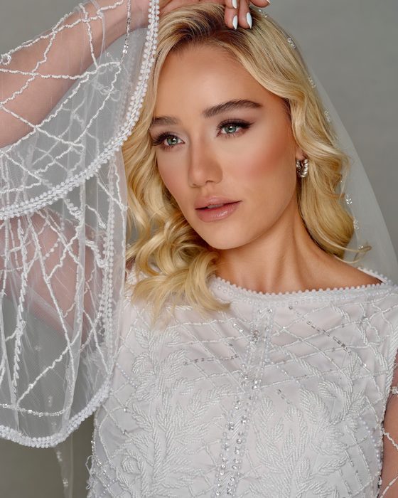 Zarte Rosétöne, perlmuttartige Highlights und weich definierte Augen schaffen einen leichten, femininen und zeitlos romantischen Look.