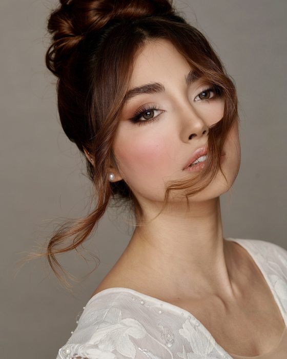 Sanfte Pfirsich- und Rosétöne, leuchtende Haut und elegant angehobene Augen verleihen diesem Look Frische, Wärme und feminine Leichtigkeit.