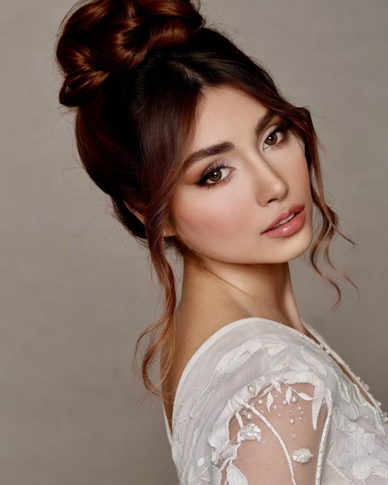 Sanfte Pfirsich- und Rosétöne, leuchtende Haut und elegant angehobene Augen verleihen diesem Look Frische, Wärme und feminine Leichtigkeit.