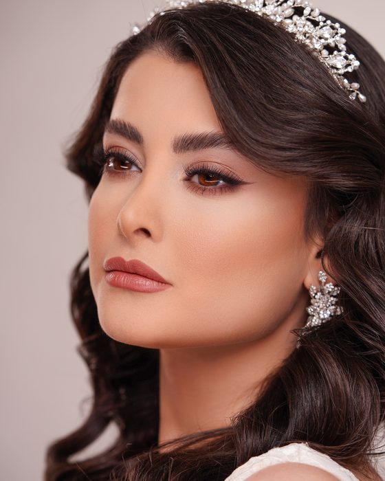 Tiefe Kakao- und Rosétöne, voluminöse Wimpern und ein elegantes mattes Lippenfinish verleihen diesem Look Wärme, Struktur und selbstbewusste Präsenz.