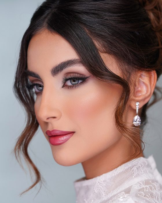 Samtige Mauve-Töne, markant definierte Augen und glänzende Beeren-Nuancen verleihen diesem Look eine moderne und ausdrucksstarke Eleganz.