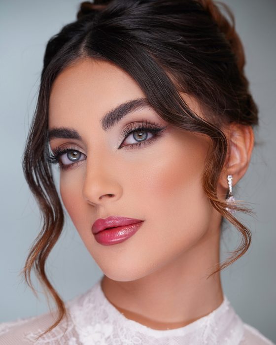 Samtige Mauve-Töne, markant definierte Augen und glänzende Beeren-Nuancen verleihen diesem Look eine moderne und ausdrucksstarke Eleganz.