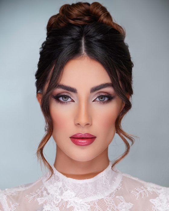 Samtige Mauve-Töne, markant definierte Augen und glänzende Beeren-Nuancen verleihen diesem Look eine moderne und ausdrucksstarke Eleganz.