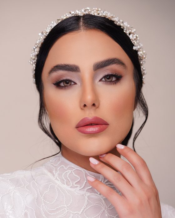 Kühle Taupe- und Perlmutt-Töne, weich auslaufende Smokey Eyes und glänzende Rosé-Lippen schaffen einen modernen und makellos polierten Bridal Look.