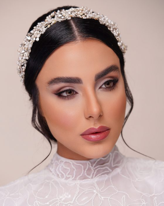 Kühle Taupe- und Perlmutt-Töne, weich auslaufende Smokey Eyes und glänzende Rosé-Lippen schaffen einen modernen und makellos polierten Bridal Look.