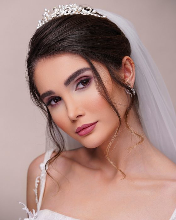 Rosenholz- und Pflaumentöne, elegant definierte Augen und ein samtiges Lippenfinish ergeben eine romantische und raffinierte Form von Glamour.
