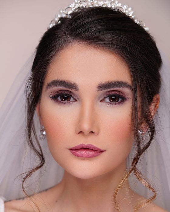 Rosenholz- und Pflaumentöne, elegant definierte Augen und ein samtiges Lippenfinish ergeben eine romantische und raffinierte Form von Glamour.