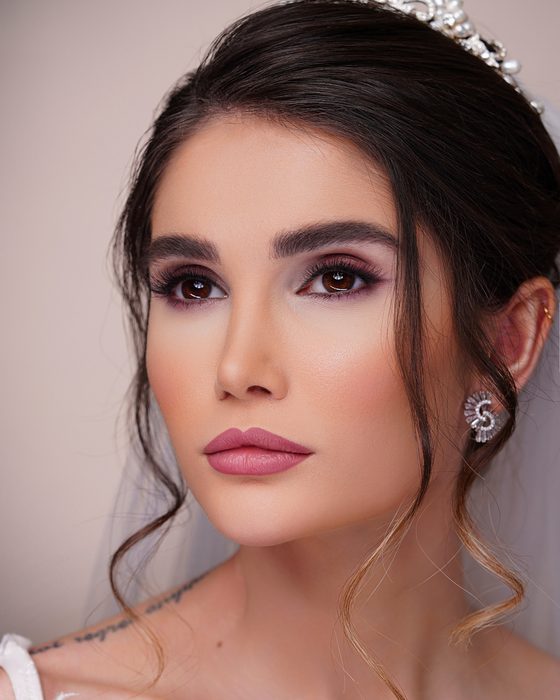 Rosenholz- und Pflaumentöne, elegant definierte Augen und ein samtiges Lippenfinish ergeben eine romantische und raffinierte Form von Glamour.