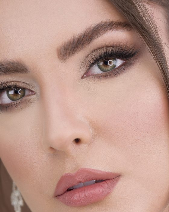 Weich verblendete Taupe- und Brauntöne treffen auf dezente Nude-Nuancen – klassisch, harmonisch und elegant definiert.
