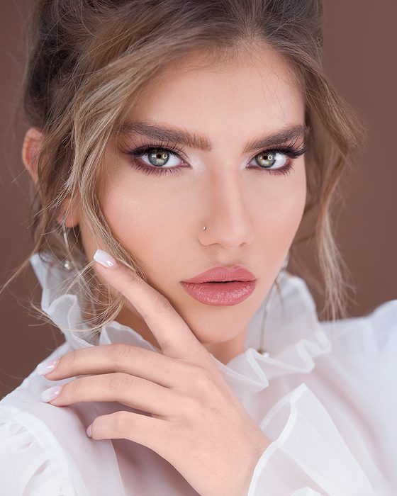 Moderner Bridal Look mit Rosewood- und Mauve-Tönen, präzise definierten Augen, rosigen Lippen und floraler Editorial-Inszenierung.