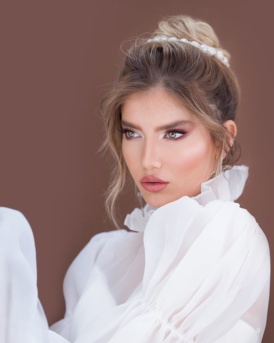 Moderner Bridal Look mit Rosewood- und Mauve-Tönen, präzise definierten Augen, rosigen Lippen und floraler Editorial-Inszenierung.
