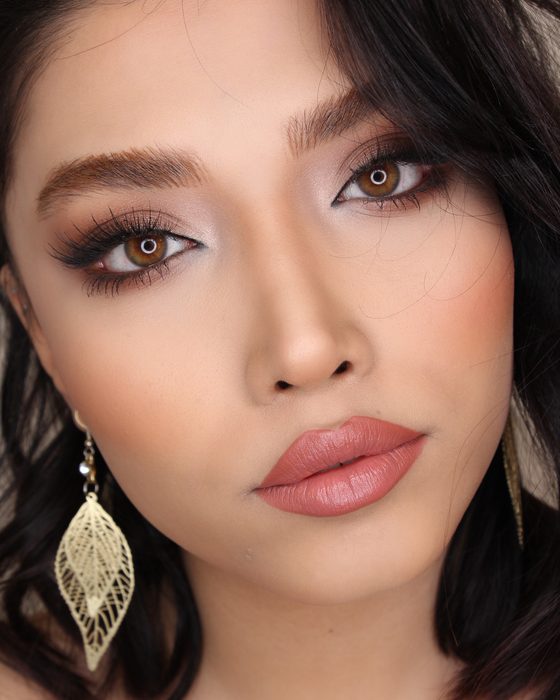 Rosé-bronzefarbene Augen, sonnengeküsste Haut und sanfte Konturen schaffen einen warmen, sinnlichen und strahlenden Bridal Look.