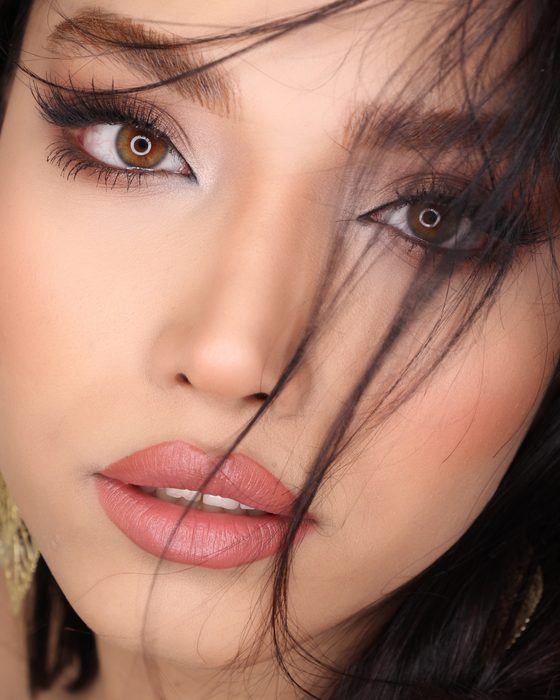 Rosé-bronzefarbene Augen, sonnengeküsste Haut und sanfte Konturen schaffen einen warmen, sinnlichen und strahlenden Bridal Look.