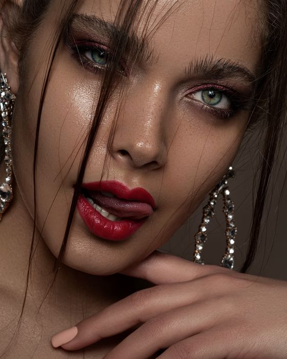 Ausdrucksstarker Editorial Look mit Rubin- und Beerentönen, intensivem Augen-Make-up und kräftigen Lippen.