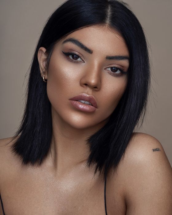 Skulpturierter Nude- und Bronze-Look mit präzisen Konturen, warmen Augen und einem polierten Fashion-Finish.