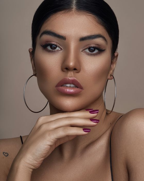 Skulpturierter Nude- und Bronze-Look mit präzisen Konturen, warmen Augen und einem polierten Fashion-Finish.