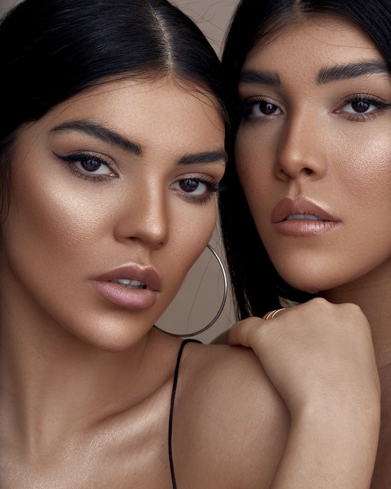 Skulpturierter Nude- und Bronze-Look mit präzisen Konturen, warmen Augen und einem polierten Fashion-Finish.