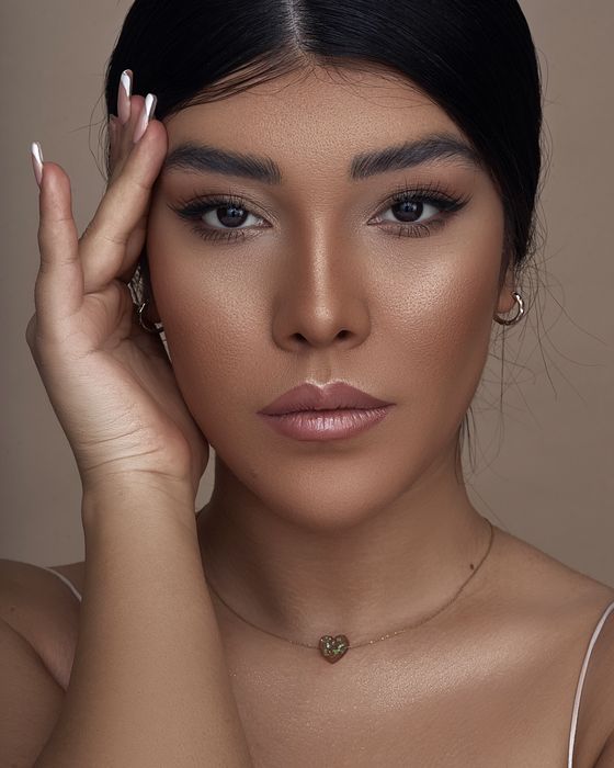 Skulpturierter Nude- und Bronze-Look mit präzisen Konturen, warmen Augen und einem polierten Fashion-Finish.