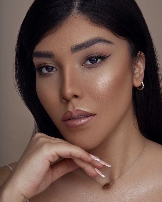 Skulpturierter Nude- und Bronze-Look mit präzisen Konturen, warmen Augen und einem polierten Fashion-Finish.