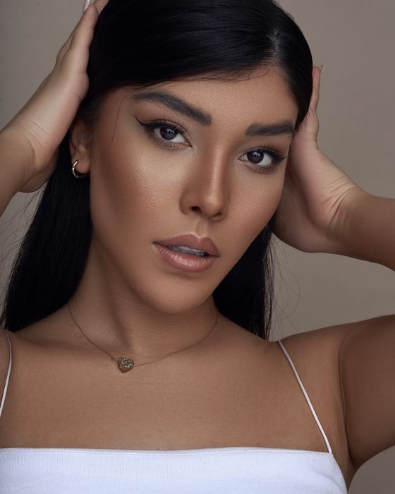 Skulpturierter Nude- und Bronze-Look mit präzisen Konturen, warmen Augen und einem polierten Fashion-Finish.