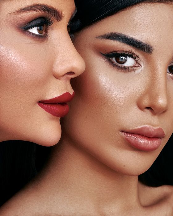 Skulpturierter Nude- und Bronze-Look mit präzisen Konturen, warmen Augen und einem polierten Fashion-Finish.