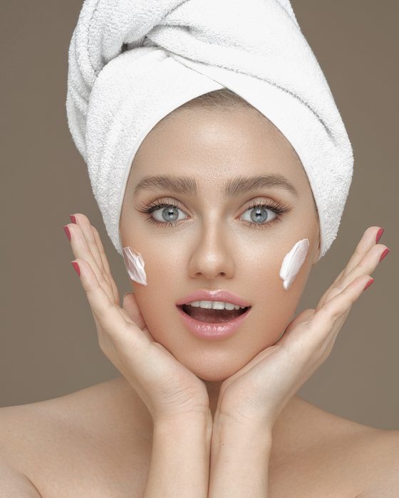 Clean-Beauty-Editorial mit frischer Haut, natürlichem Glow, sanften Rosétönen und einer modernen Skincare-Ästhetik.