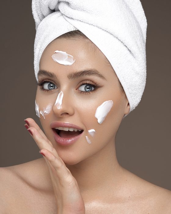 Clean-Beauty-Editorial mit frischer Haut, natürlichem Glow, sanften Rosétönen und einer modernen Skincare-Ästhetik.