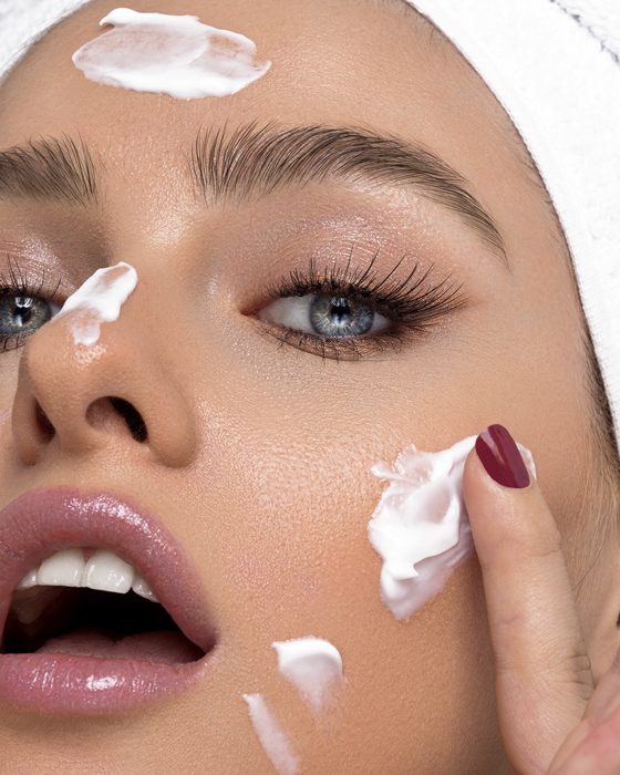 Clean-Beauty-Editorial mit frischer Haut, natürlichem Glow, sanften Rosétönen und einer modernen Skincare-Ästhetik.