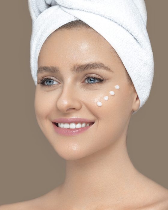 Clean-Beauty-Editorial mit frischer Haut, natürlichem Glow, sanften Rosétönen und einer modernen Skincare-Ästhetik.