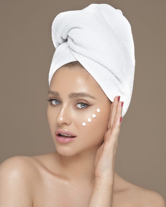 Clean-Beauty-Editorial mit frischer Haut, natürlichem Glow, sanften Rosétönen und einer modernen Skincare-Ästhetik.