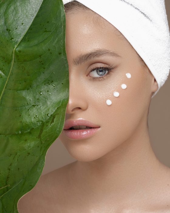 Clean-Beauty-Editorial mit frischer Haut, natürlichem Glow, sanften Rosétönen und einer modernen Skincare-Ästhetik.